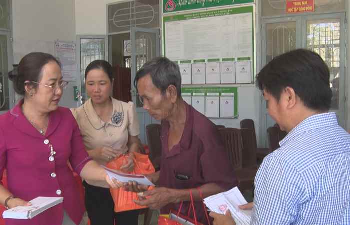 Ủy ban mặt trận tổ quốc Việt Nam tỉnh Sóc Trăng phát quà cho hộ nghèo tại phường 2 thị xã Vĩnh Châu